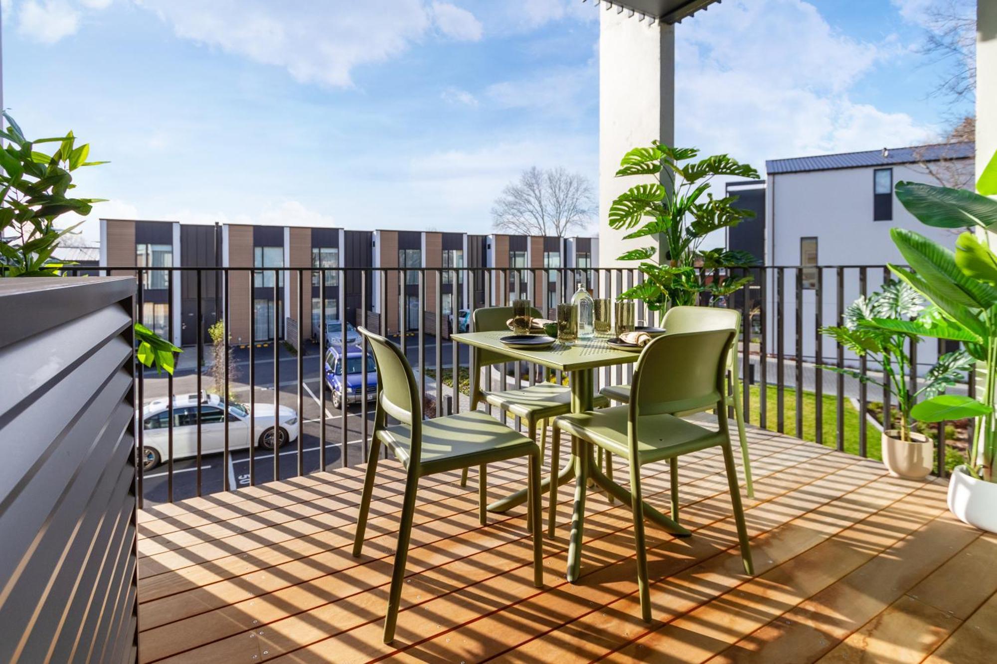 Warm With 2 Free Carparks Apartment *
